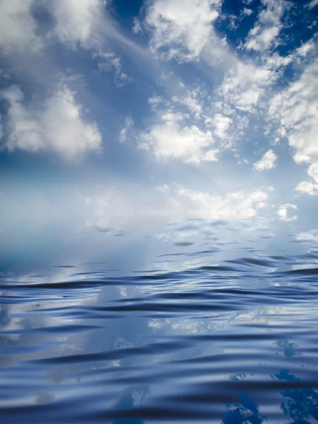 Mooie achtergrond van wolken tegen blauwe lucht — Stockfoto