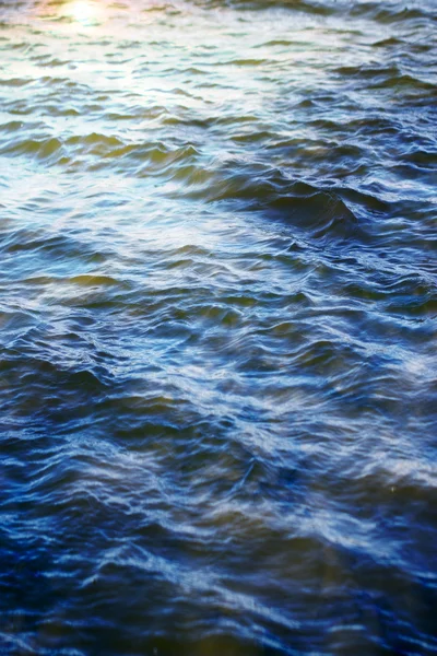 Cielo con nubes reflejadas en la superficie del agua con olas — Foto de Stock