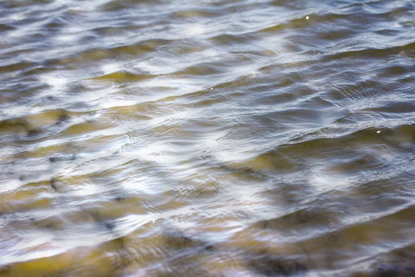 Вода с отражением неба — стоковое фото