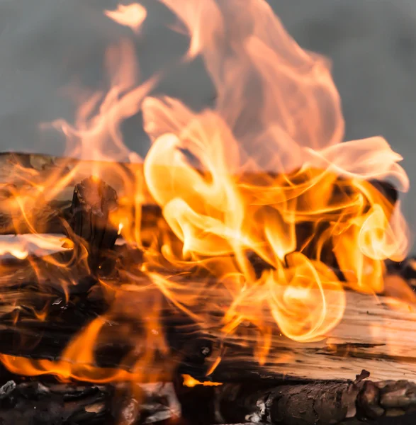 Vlam van vuur als de achtergrond — Stockfoto