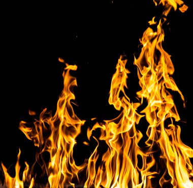 Siyah arka planda yangın