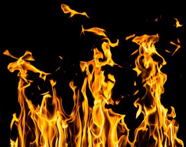 Siyah arka planda yangın