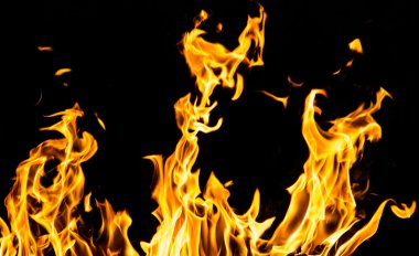 Siyah arka planda yangın