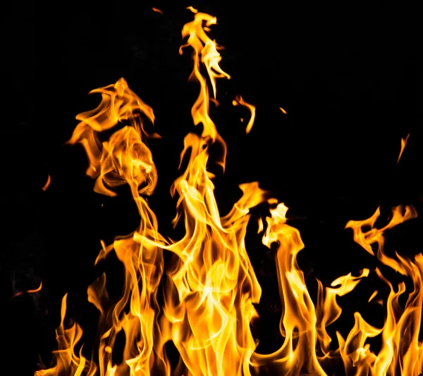 Flammenfeuer auf schwarzem Hintergrund — Stockfoto