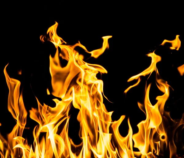 Flammenfeuer auf schwarzem Hintergrund — Stockfoto