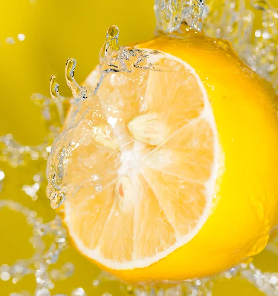 Limone in acqua — Foto Stock