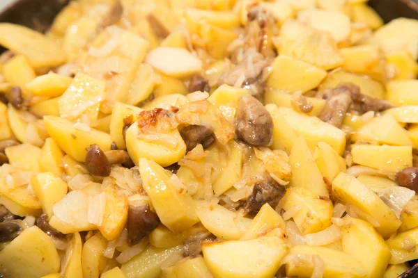 Batatas fritas com cogumelos — Fotografia de Stock