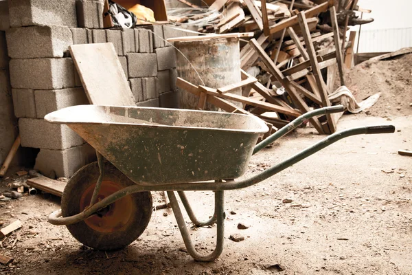 Camión en un sitio de construcción —  Fotos de Stock