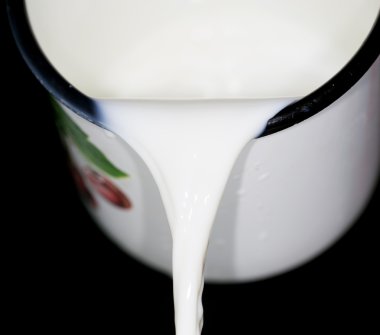 siyah bir arka plan üzerinde süt