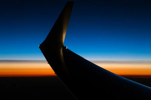 日没時の翼の航空機 — ストック写真