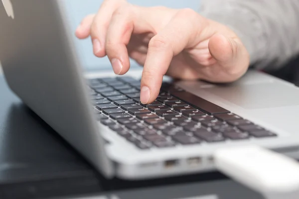 Work on the laptop — Stock Photo, Image