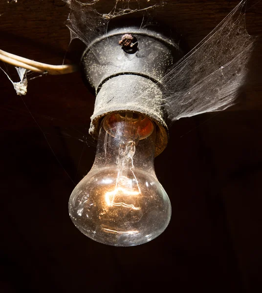 Vieja lámpara ardiendo en un techo de madera —  Fotos de Stock