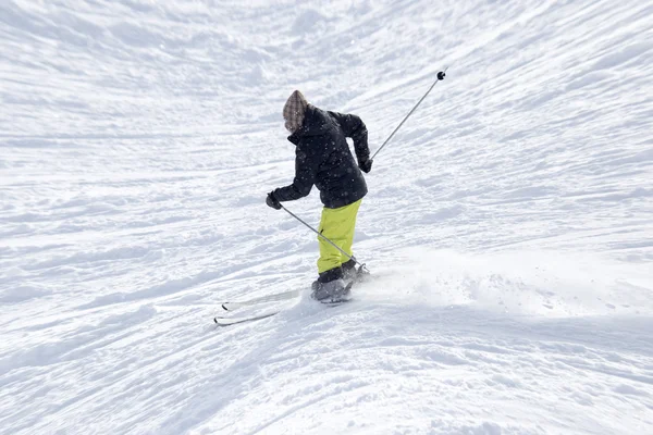 Esquí atleta en las montañas nevadas — Foto de Stock