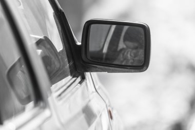 Modern bir arabanın dikiz aynası.