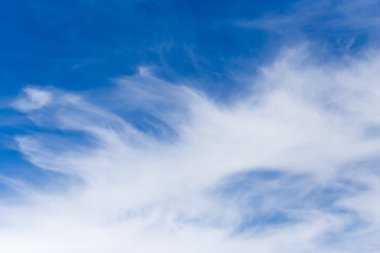 Mavi gökyüzündeki bulutlar