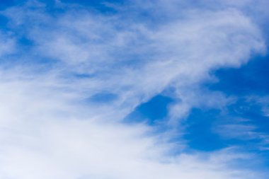 Mavi gökyüzündeki bulutlar