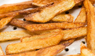 Tavada kızarmış patates kızartması.