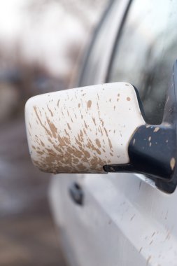 Beyaz araba üzerinde kir