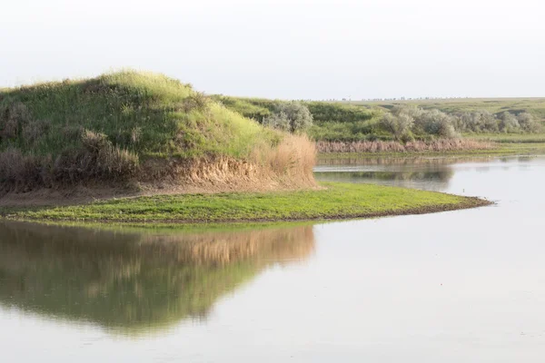 Colina con reflejo en el lago —  Fotos de Stock