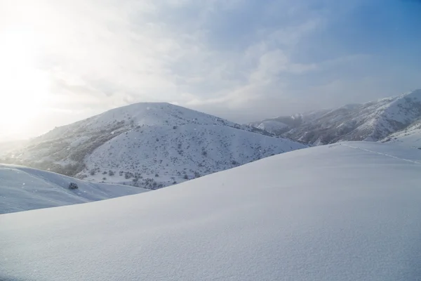 Vakkert snøfjell ved daggry sol – stockfoto