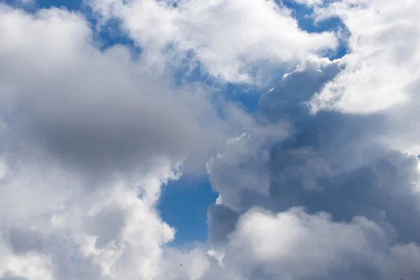 Piękne chmury na błękitnym niebie — Zdjęcie stockowe