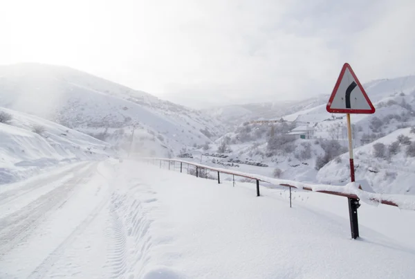 Strada invernale in montagna — Foto Stock