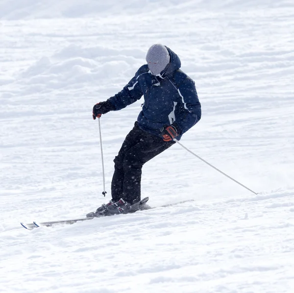 Pessoas esquiando na neve — Fotografia de Stock