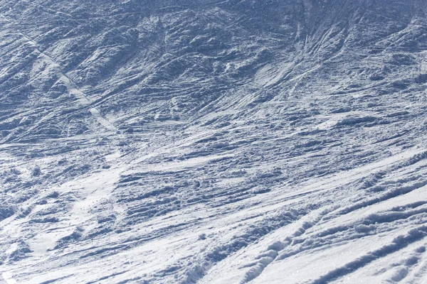 Spår av skidor i snön — Stockfoto