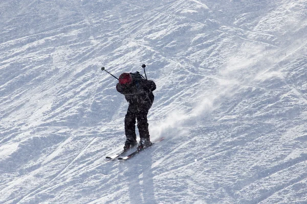 Mensen skiën in de sneeuw — Stockfoto