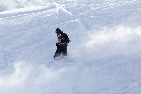 Persone che sciano sulla neve — Foto Stock