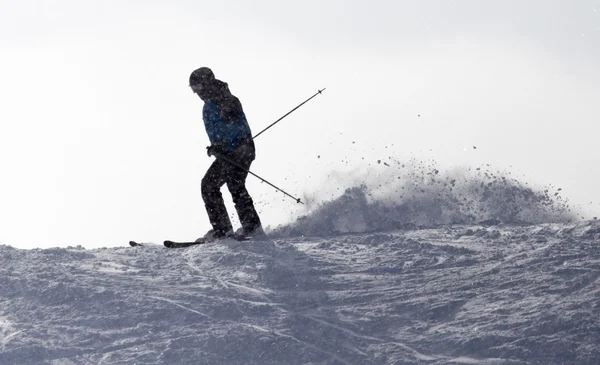 Lidé lyžování na sněhu — Stock fotografie