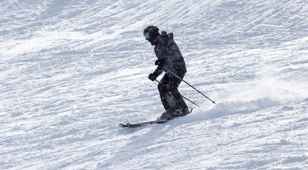 Persone che sciano sulla neve — Foto Stock