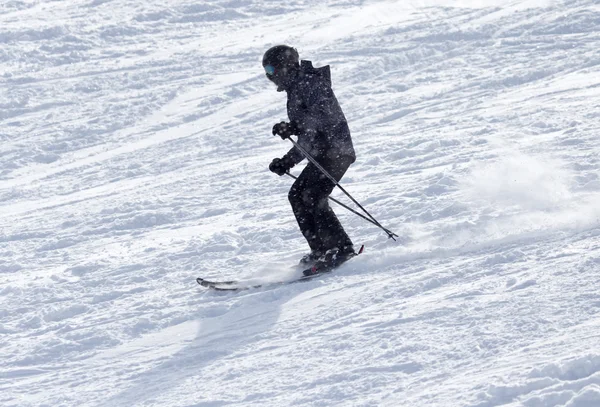 Persone che sciano sulla neve — Foto Stock