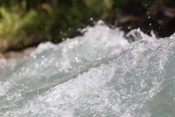 Фон белой воды на реке — стоковое фото