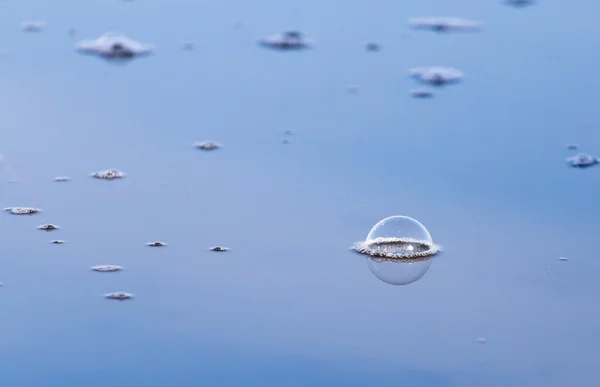 Luchtbellen aan de oppervlakte van het water — Stockfoto