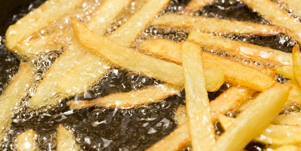 Papas fritas fritas en una sartén — Foto de Stock