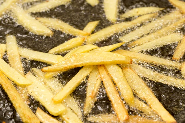 Papas fritas fritas en una sartén — Foto de Stock