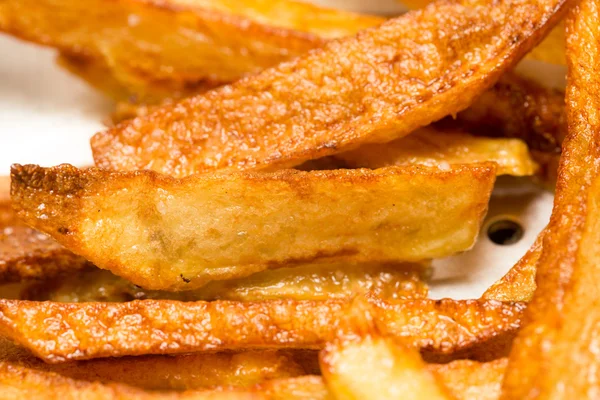 Papas fritas fritas en una sartén — Foto de Stock