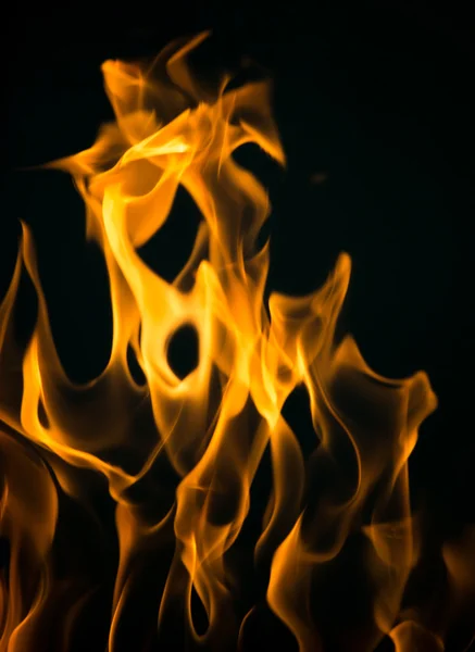 Flammen auf schwarzem Hintergrund — Stockfoto