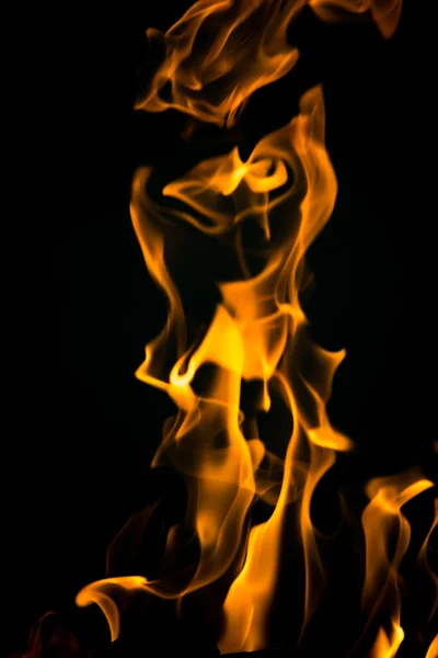 Eld lågor på en svart bakgrund — Stockfoto