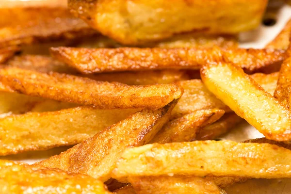 Pommes frites friterade i en kastrull — Stockfoto