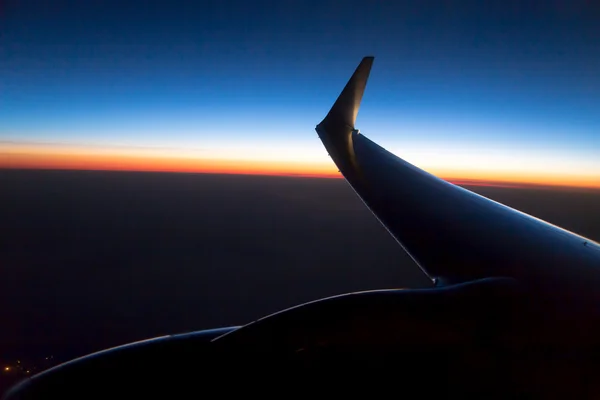 Самолет крыла на закате — стоковое фото