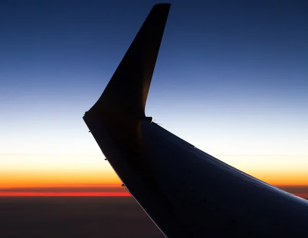 Avion d'aile au coucher du soleil — Photo