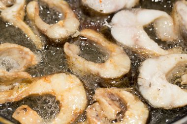 Balık bir tencerede kızartılır