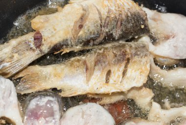 Balık bir tencerede kızartılır