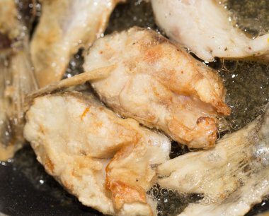 Balık bir tencerede kızartılır