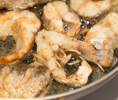 Balık bir tencerede kızartılır