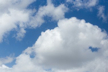 Mavi gökyüzünde güzel bulutlar