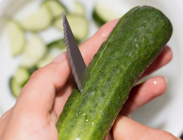 Snij de tomaten in de schotel — Stockfoto