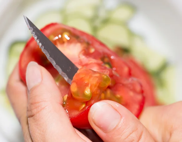 Cortar los tomates en el plato — Foto de Stock